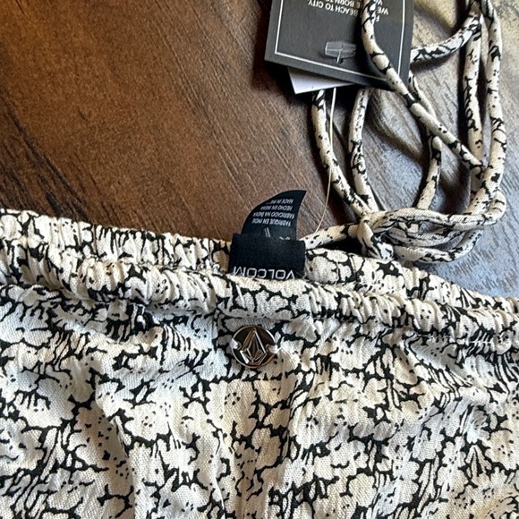 NWT Volcom Bae Bae Doll Black and White Floral Tie Top Tube Top size large (A18) - Picture 4 of 5
